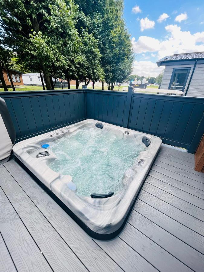 Fir Tree Lodge With Hot Tub York Exterior photo