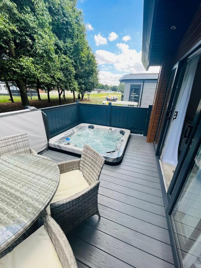 Fir Tree Lodge With Hot Tub York Exterior photo
