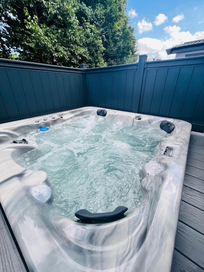 Fir Tree Lodge With Hot Tub York Exterior photo